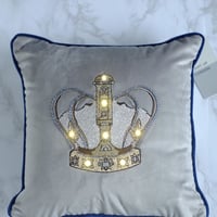 ライトアップするジュビリークラウン刺繍クッション