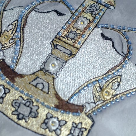 ライトアップするジュビリークラウン刺繍クッション