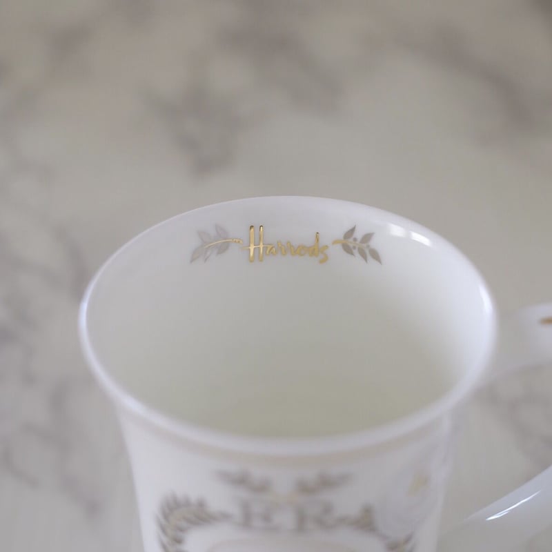 ハロッズのオリジナルマグカップ（Queen's Platinum Jubilee Mug） |...