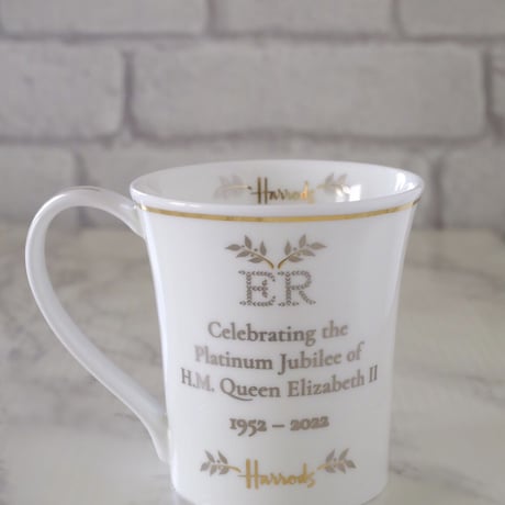 ハロッズのオリジナルマグカップ（Queen’s Platinum Jubilee Mug）