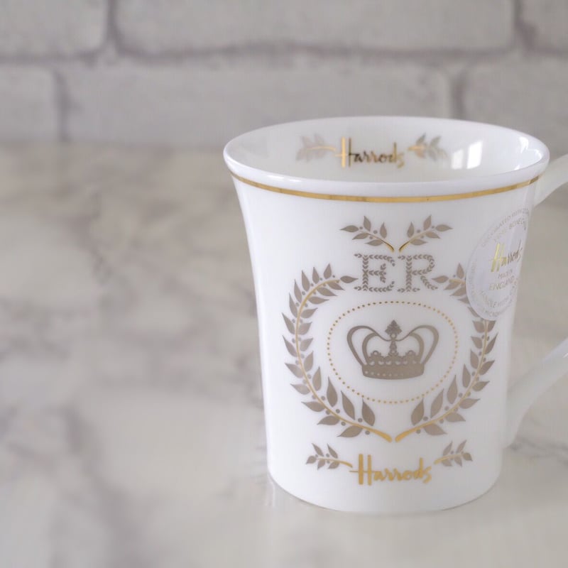 ハロッズのオリジナルマグカップ（Queen's Platinum Jubilee Mug） |