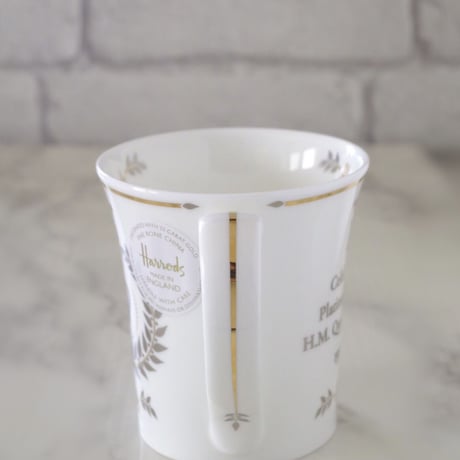 ハロッズのオリジナルマグカップ（Queen’s Platinum Jubilee Mug）