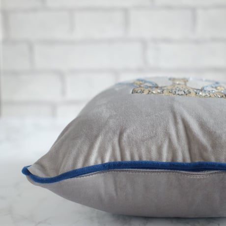 ライトアップするジュビリークラウン刺繍クッション