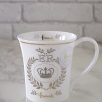 ハロッズのオリジナルマグカップ（Queen’s Platinum Jubilee Mug）