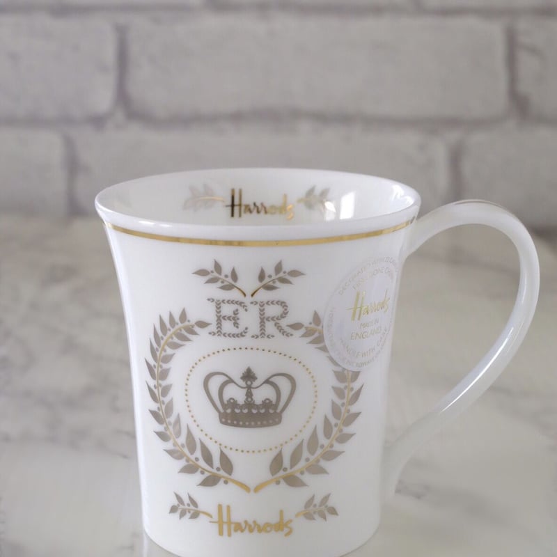 ハロッズのオリジナルマグカップ（Queen's Platinum Jubilee Mug） |...