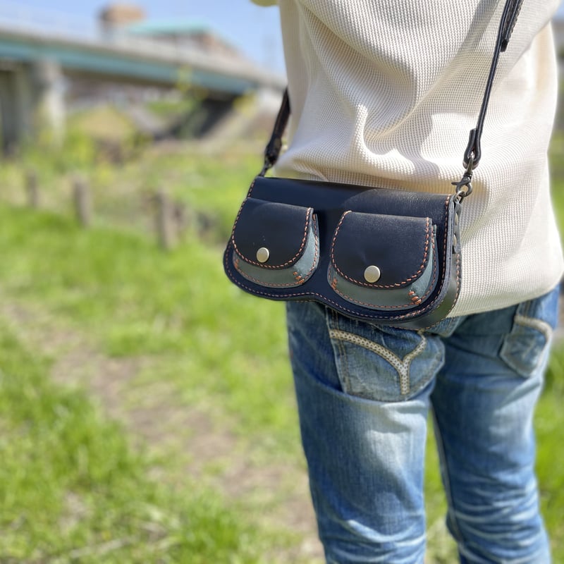 【KHAITE】リナ・ポシェット グロメット付 ブラックペブルレザー 斜めがけ本革ポシェット(黒×紺)ショルダーバッグ レザーバッグ