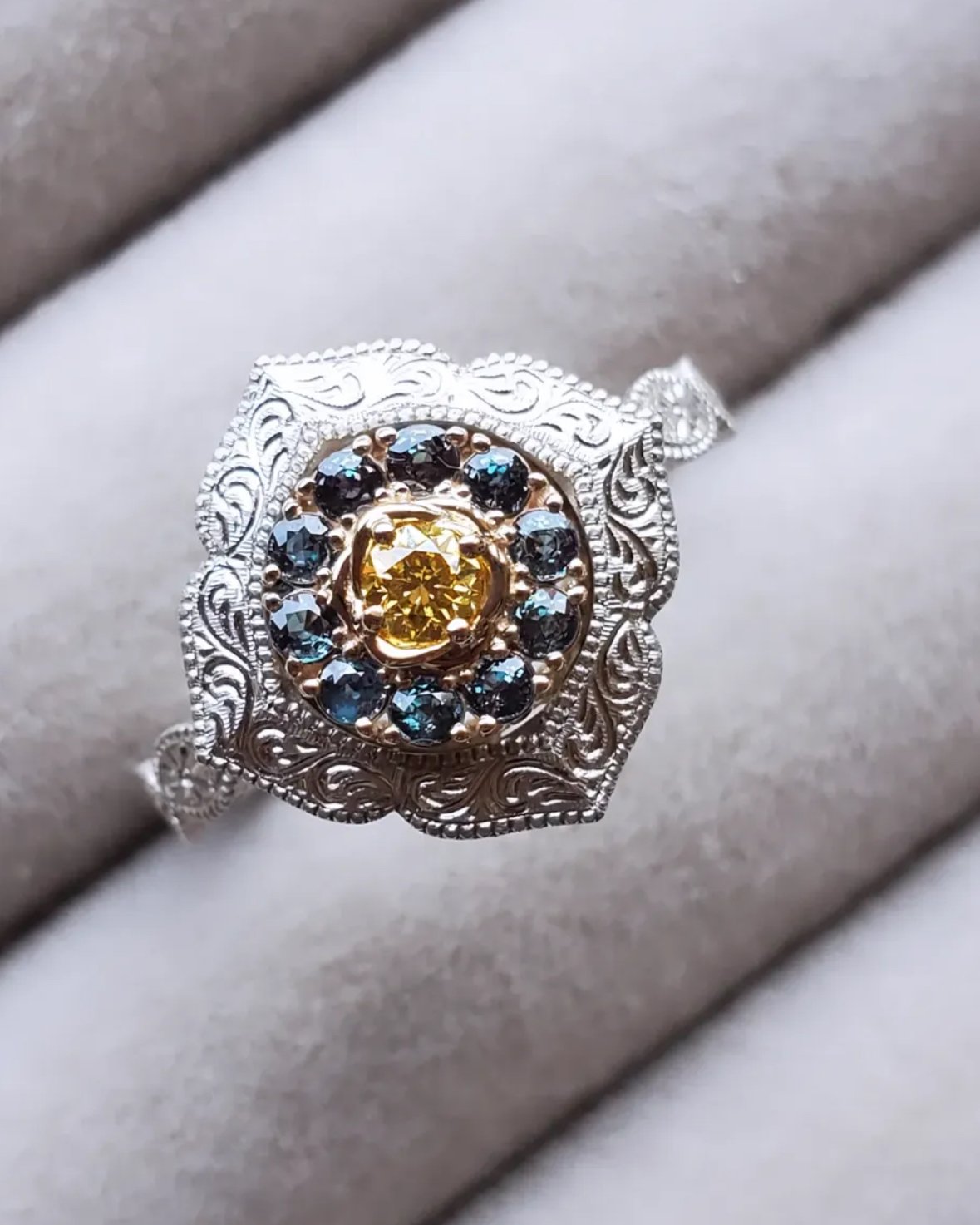 宝石の国 デカキーホルダー パパラチア、イエローダイヤモンド、アレキサンドライト fit=scale-down,w=1200