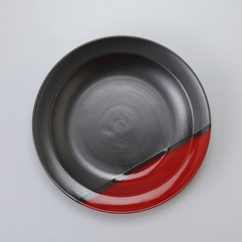 赤黒 丸皿 | 陶堂館 ONLINE STORE 赤黒 丸皿 | 陶堂館 ONLINE STORE