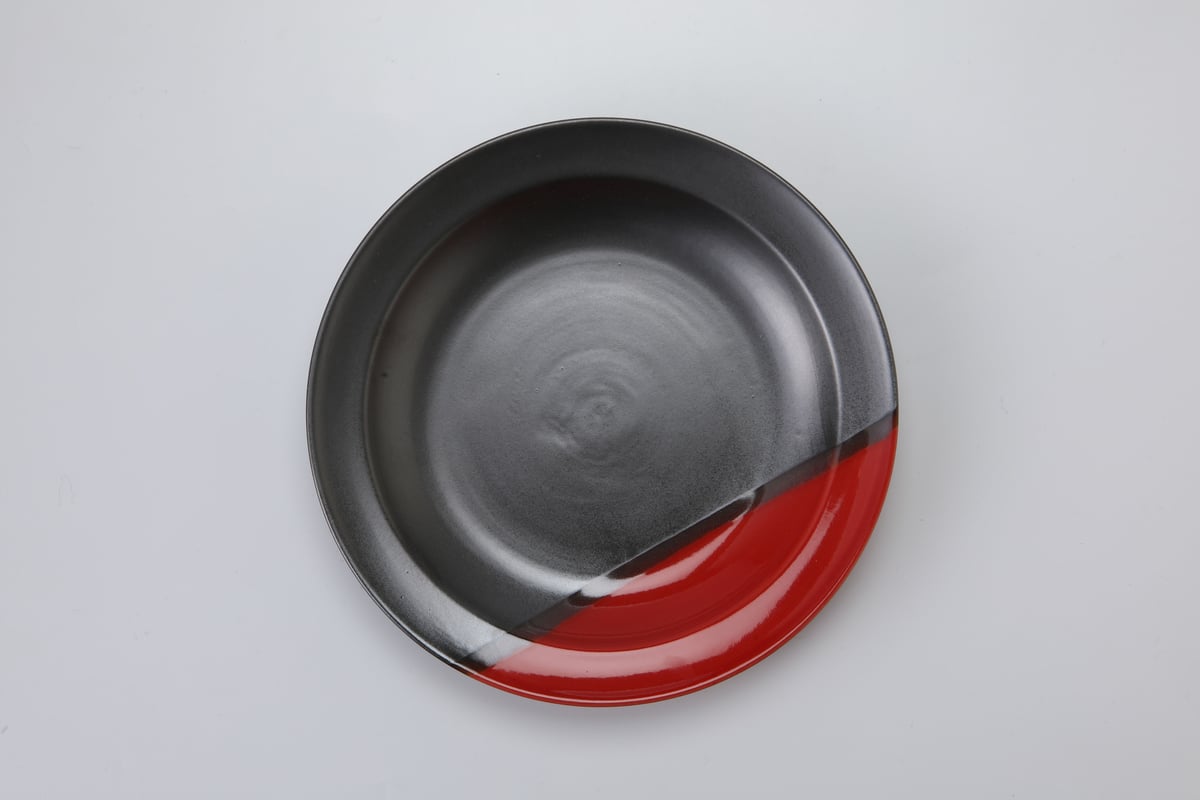 赤黒 丸皿 | 陶堂館 ONLINE STORE