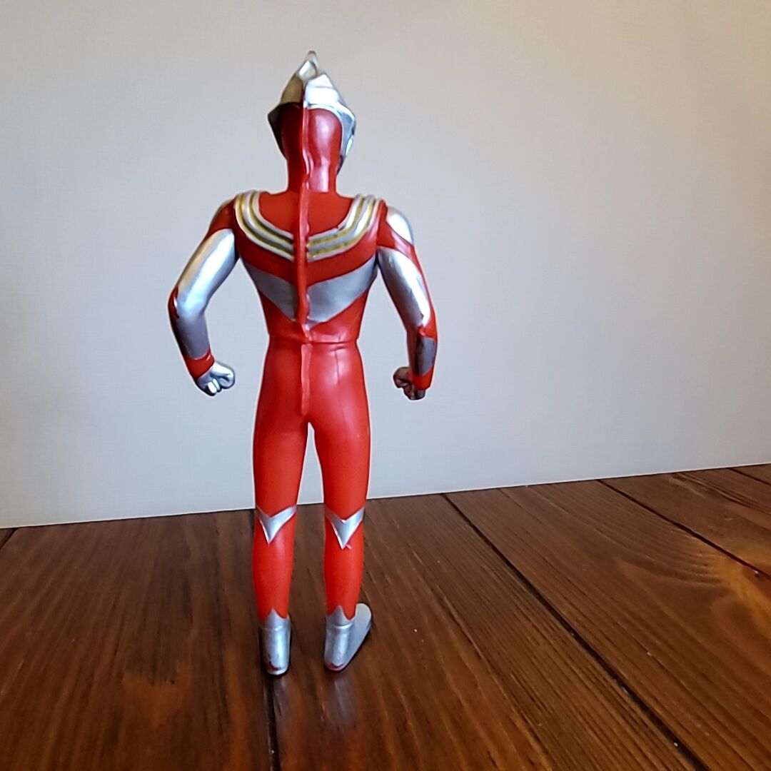 飛ぶ　ウルトラマンティガ　磁気　フィギュア　A 円谷プロ　海外限定　正規品 Amazon.co.jp: 飛ぶ ウルトラマンティガ ゴールド 磁気 円谷プロ