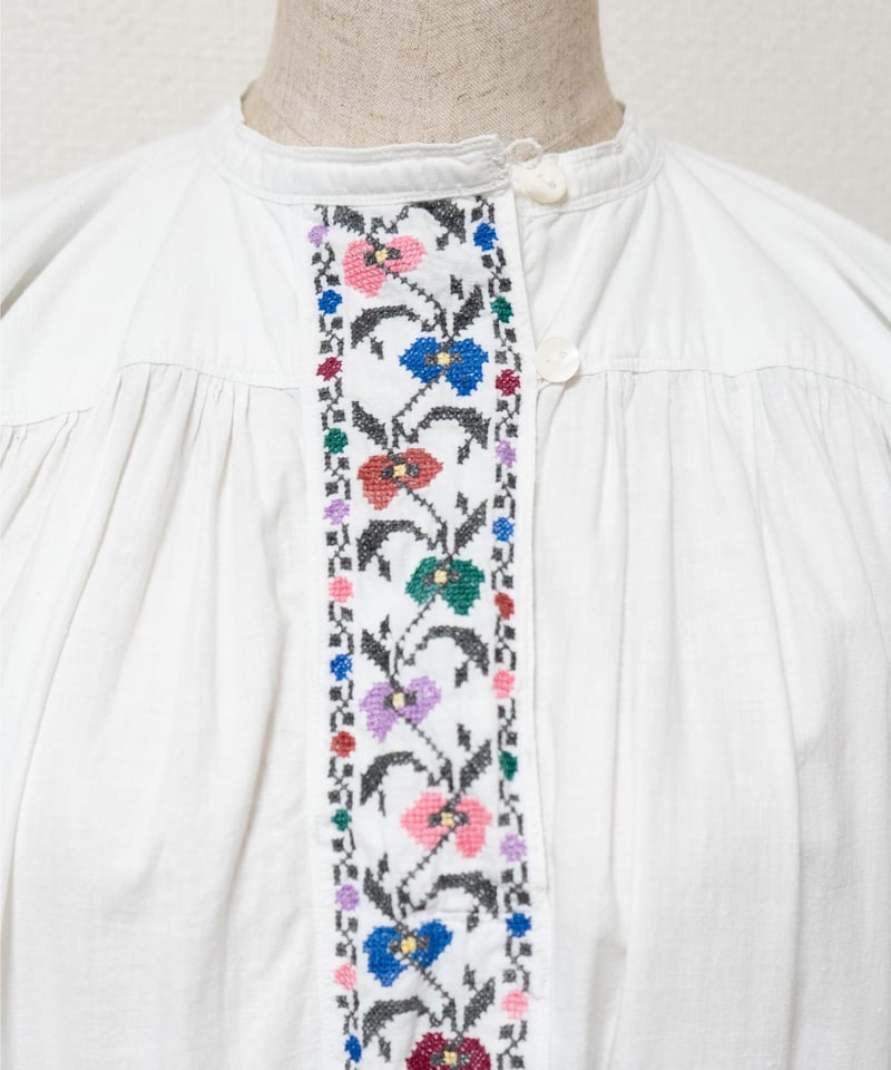 バンドカラーフラワー刺繍ワンピース | Photogenic closet