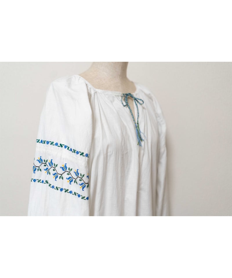 ウクライナワンピース　刺繍　ビンテージ　コットン　ブルー系 ウクライナカラーの刺繍ワンピース | Photogenic closet