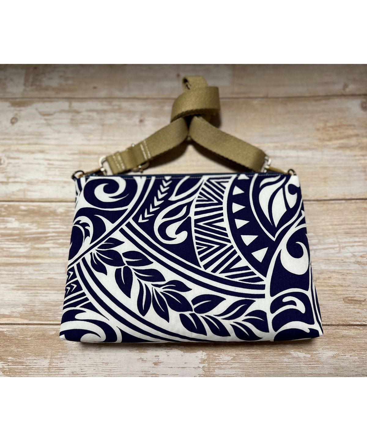 ハワイアンなリュックサック（カーキと赤いタパ） ハワイアンな