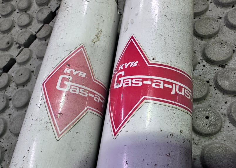 KYB Gas-a-just アストロ用 KYB Gas-a-just アストロ/サファリ用 | BROADCASTER Surplus