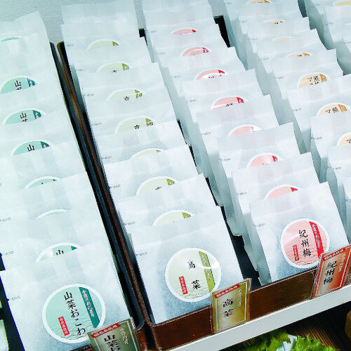 おにきり専用ページ Amazon｜曙産業 おにぎり型 さんかく レッド 日本製 握らない