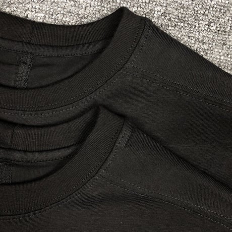 黒プリントロゴTシャツ