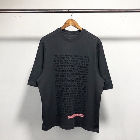 黒プリントロゴTシャツ