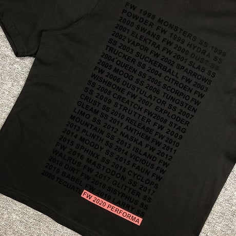 黒プリントロゴTシャツ