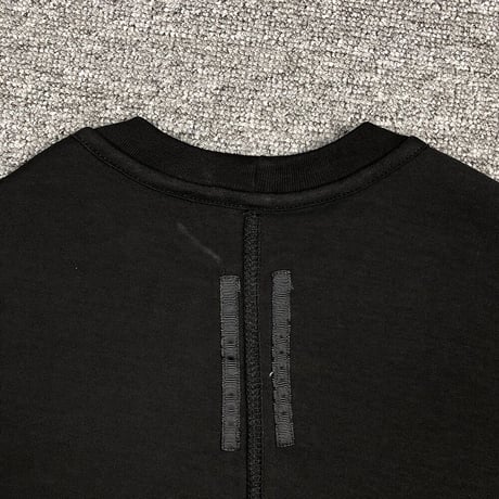 黒プリントロゴTシャツ