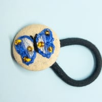 刺繍くるみボタンのヘアゴム・ブローチ（蝶々）