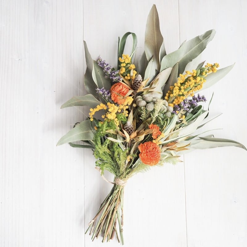 ミモザとユーカリ、ワイルドフラワーのスワッグ | Kaguwa