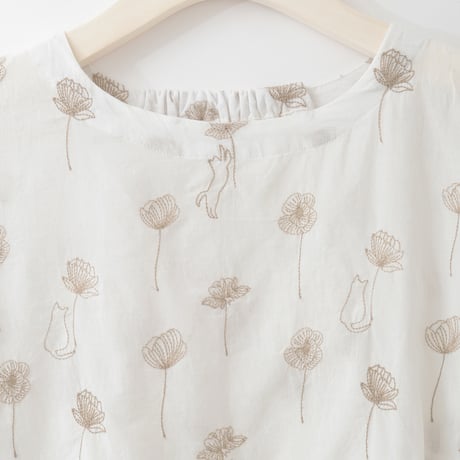 モチーフ刺繍デザインコットンブラウス

[41713680]natural mist