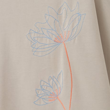 刺繍フラワードルマンTシャツ

[22011467]natural mist