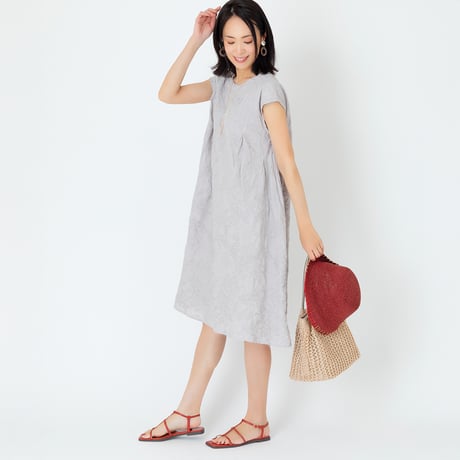 エンブロイダリーフレンチワンピース

[61716373]natural mist
