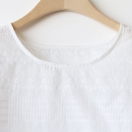 小花刺繍コットンブラウス[41413665_02]natural mist