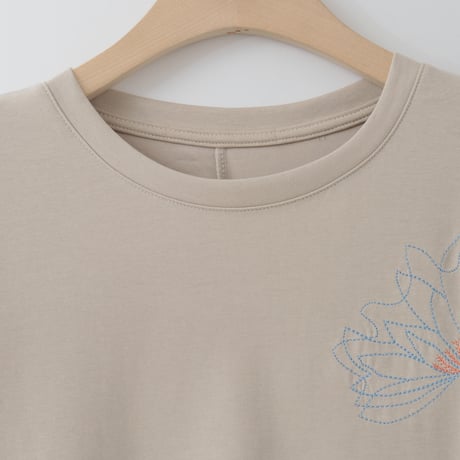 刺繍フラワードルマンTシャツ

[22011467]natural mist