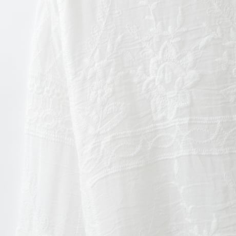 モチーフ刺繍エアリーブラウス

[41413800]natural mist