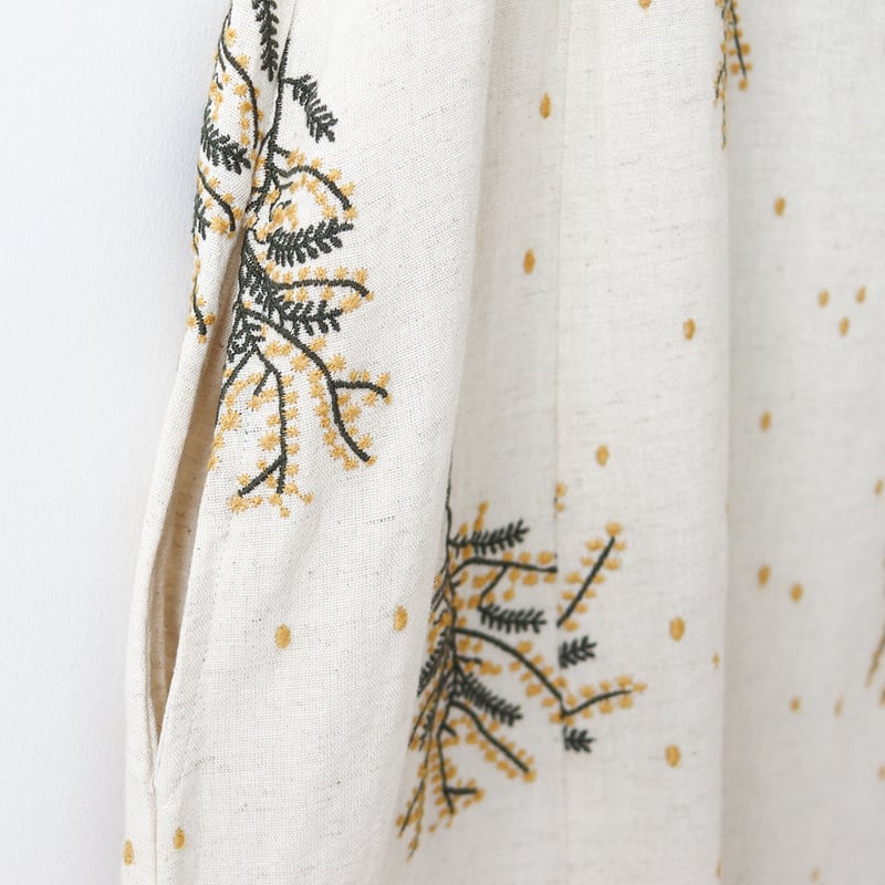 美品 MONNALISAモナリザ刺繍 ワンピース8Y128センチ 入学式