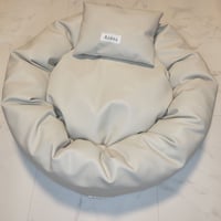 レザー風ベージュベッド