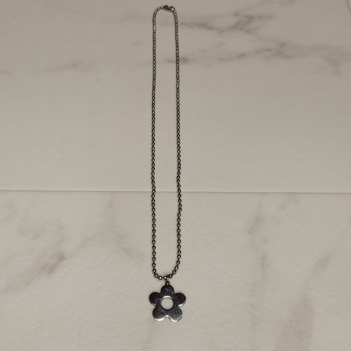 eye デイジー　ネックレス デイジー (DAISY) フォーフラワーネックレス