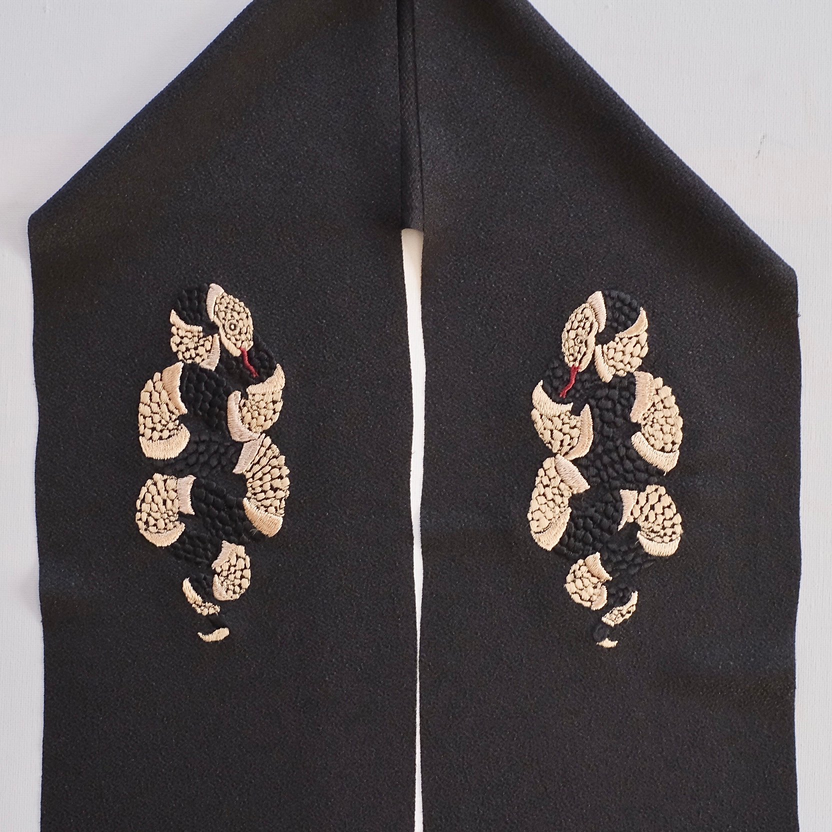 黒蛇/半衿 | FUMINA OZAKI