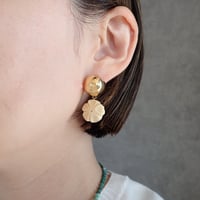 Metal hemisphere × Flower motif earring − E228