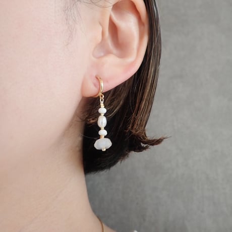 White earring ✴︎ Rainbow Moonstone − E216