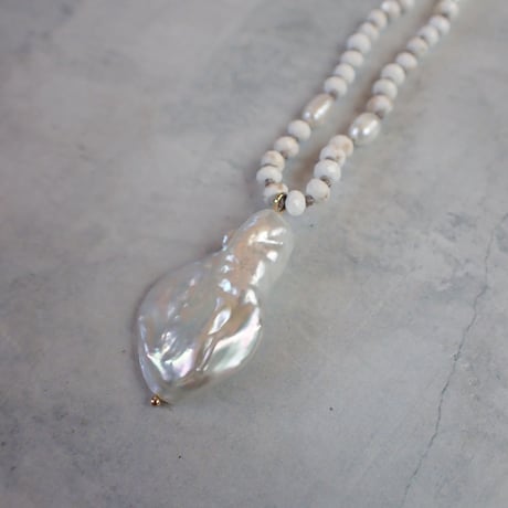 white magnesite×flat baroque pearl necklace - N96