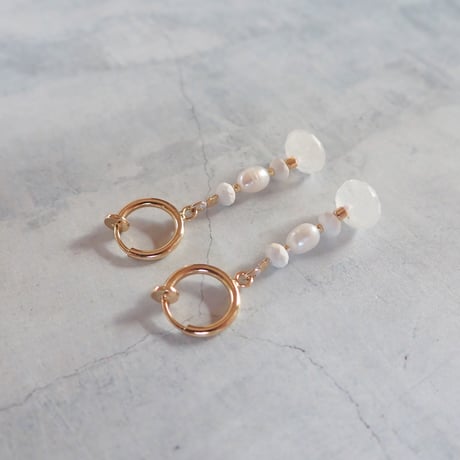 White earring ✴︎ Rainbow Moonstone − E216