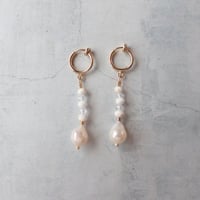 White earring ✴︎ small drop FWP − E215