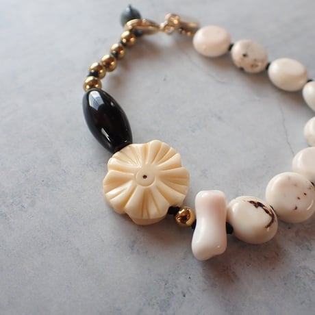 Flower carved beads Bracelet -Black onyx - B15