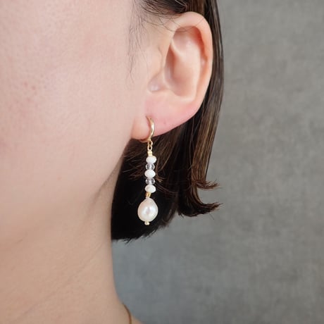 White earring ✴︎ small drop FWP − E215