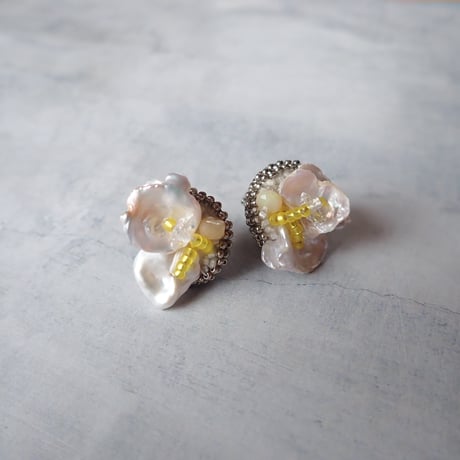 moni e09 Pearl petal - E160