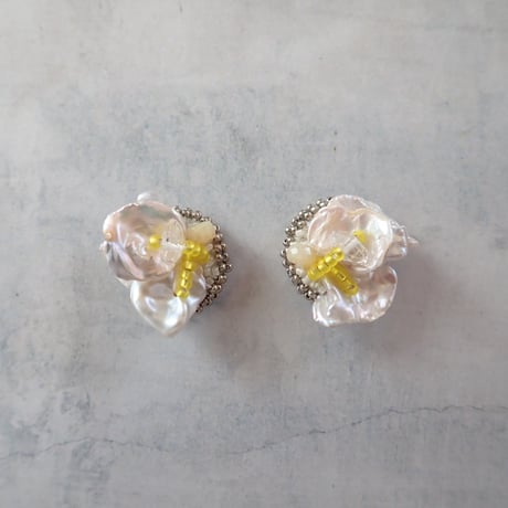 moni e09 Pearl petal - E160