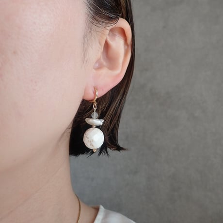 White earring ✴︎ WH magnesite − E214