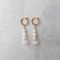 White earring ✴︎ Rainbow Moonstone − E216