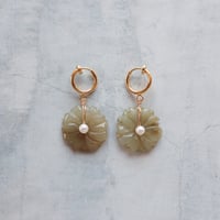 agate carving flower motif earring - E208