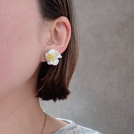 moni e09 Pearl petal - E160