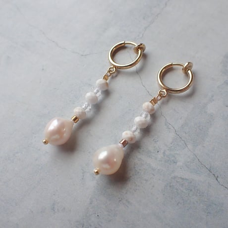 White earring ✴︎ small drop FWP − E215