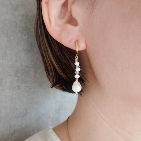 White earring ✴︎ small drop FWP − E215